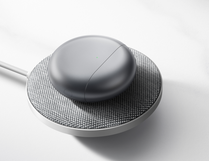 Ladeetui der Freebuds 4 auf einer Ladestation (Bild: Huawei)